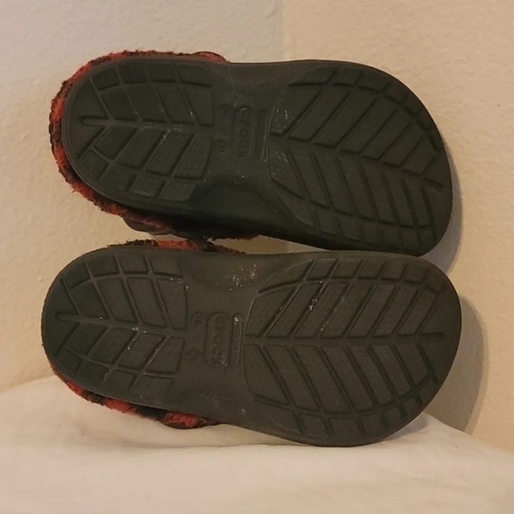 CHILDREN'S CLASSIC CROCS -‎ FLEECE LINED (sz 10-11)